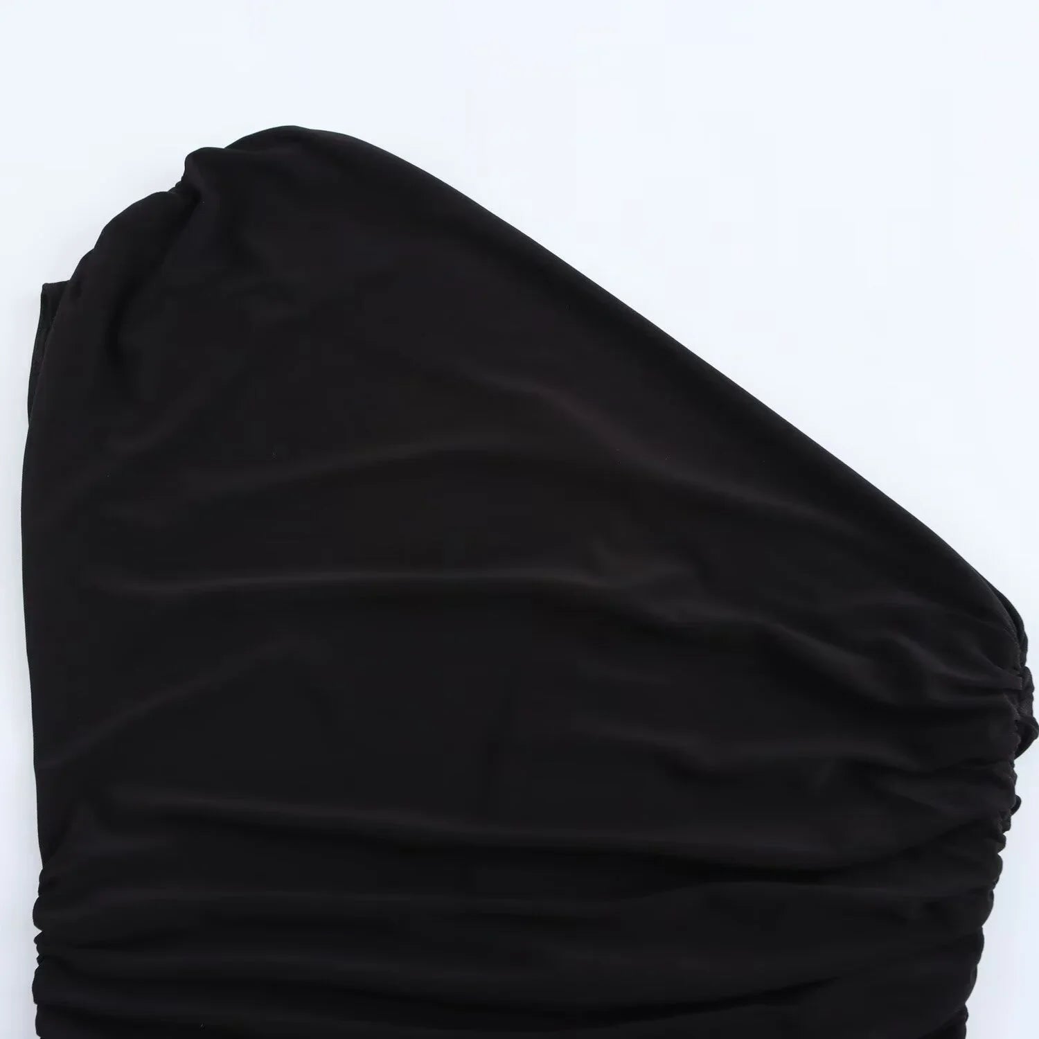 שמלה קלאסית שחורה עם שרוול אחד